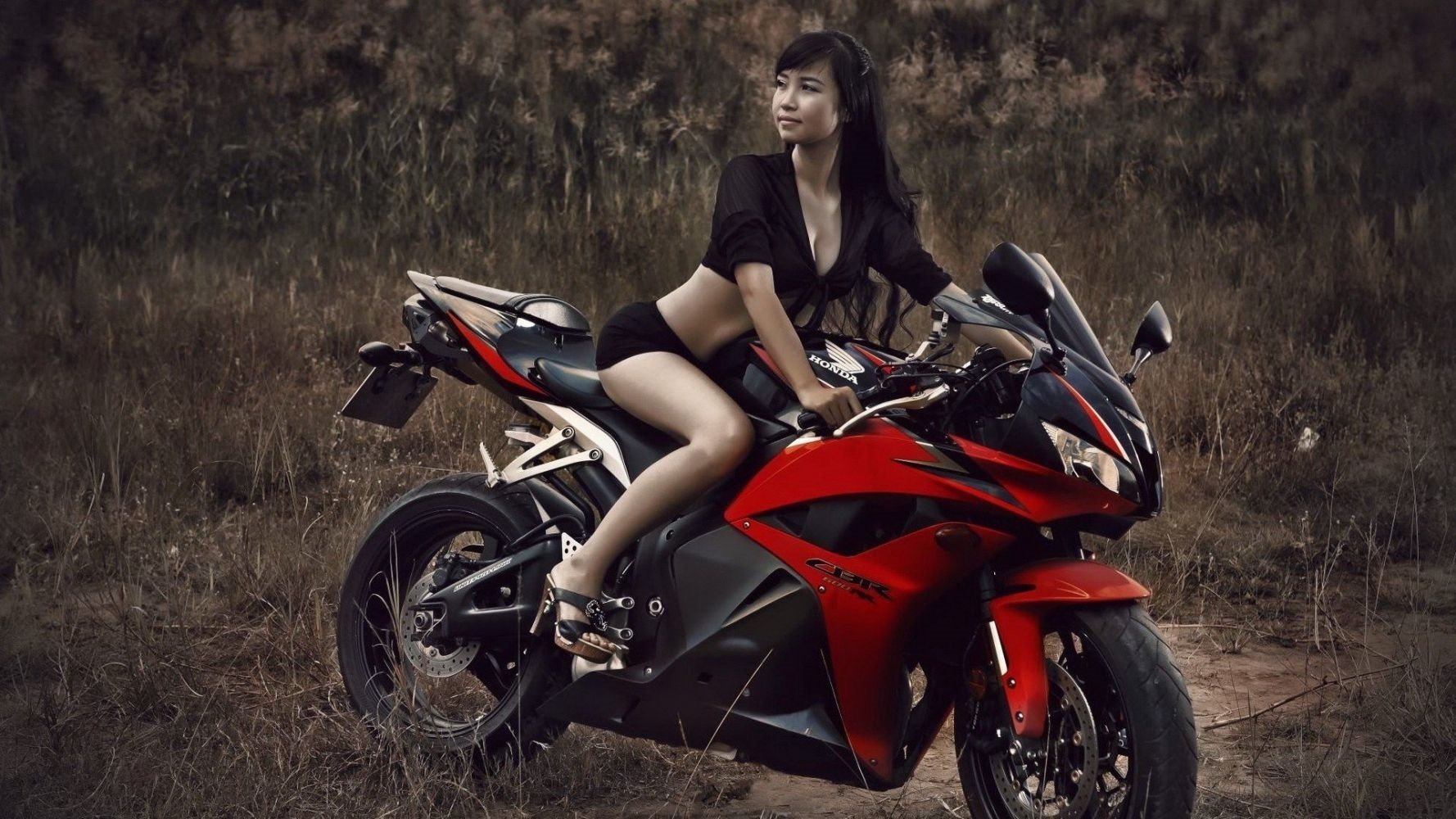 Fitness girls and bikes in Daqing
